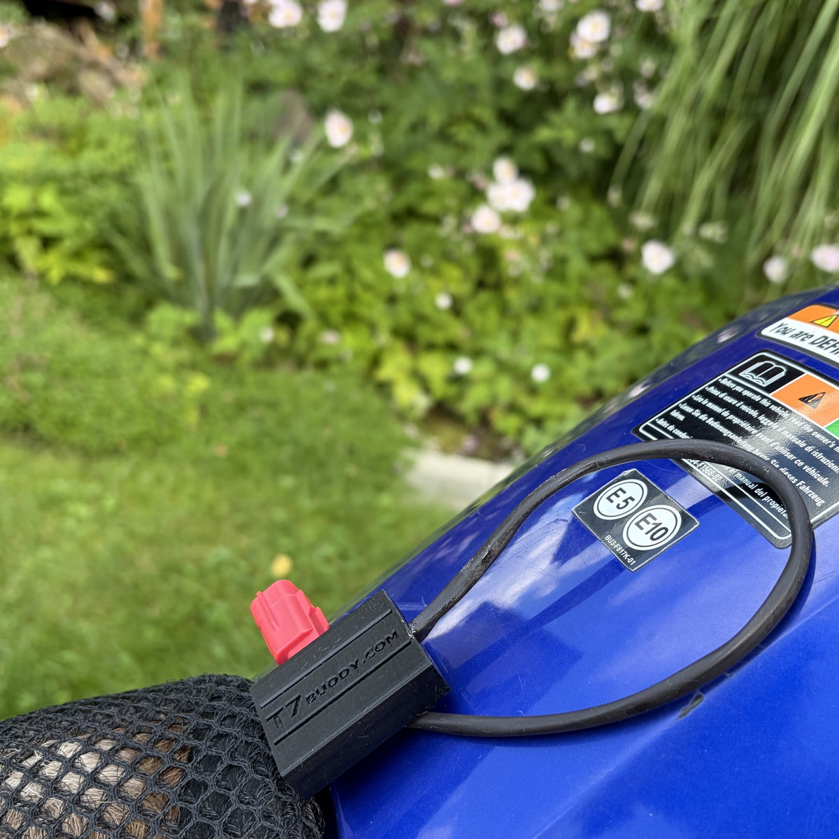 Yamaha Ténéré 700 ABS memory dongle beside the fuel tank and diagnostic plug
