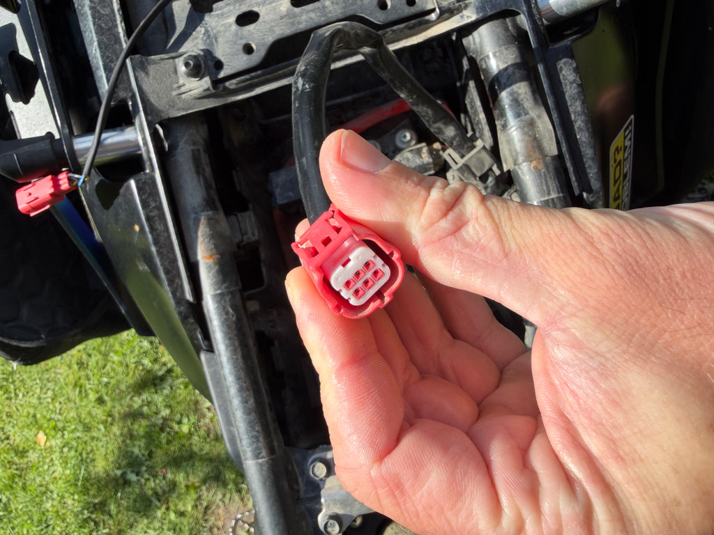 Close-up of the Yamaha Ténéré 700 diagnostic connector for T7BUDDY fitting